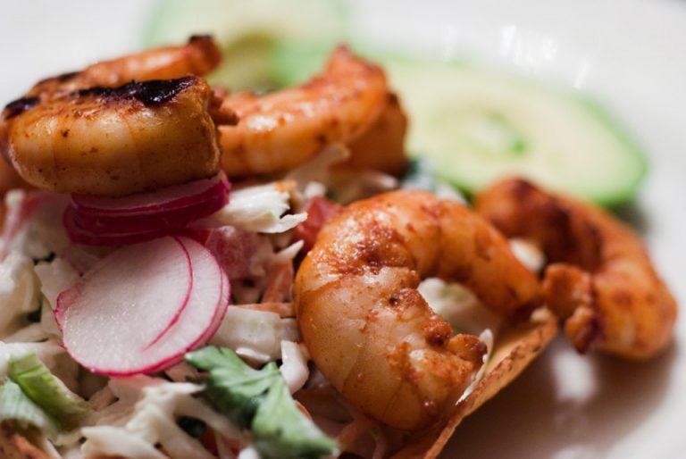 Tostadas de camarón al ajillo