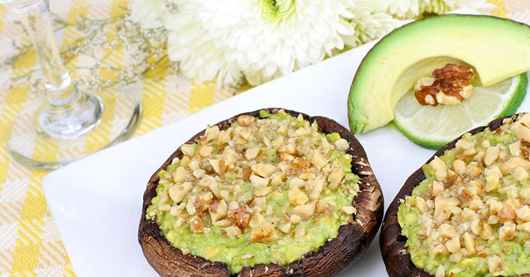 Portobello relleno de puré de aguacate y espinacas