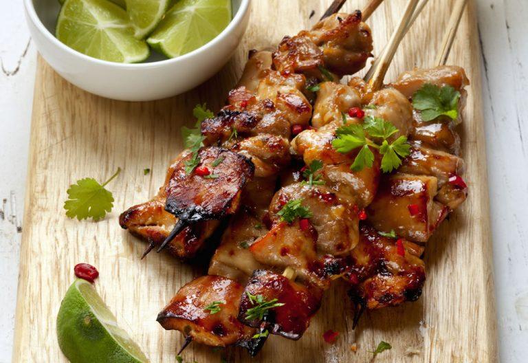 Satay de Pollo con Salsa de Cacahuate