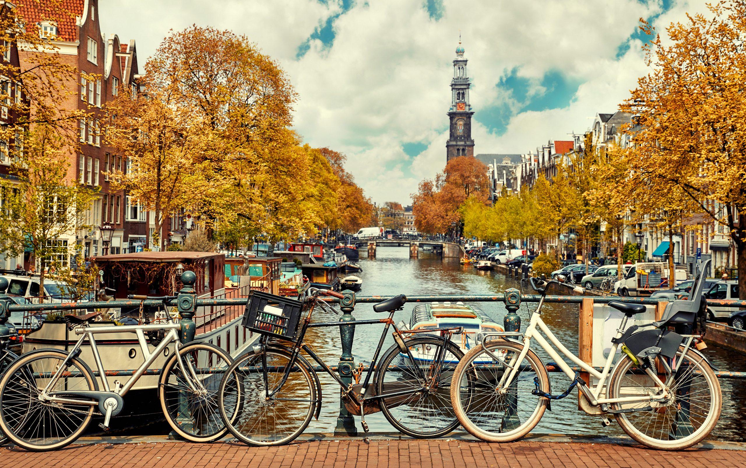 Canales y bicicletas en Ámsterdam