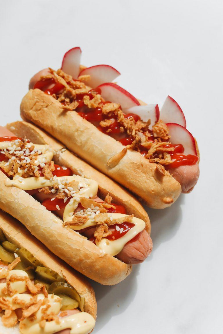 5 recetas para un domingo de hot dogs en el asador