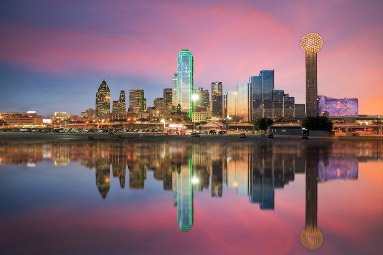 Dallas, ciudad moderna, con un toque del lejano oeste