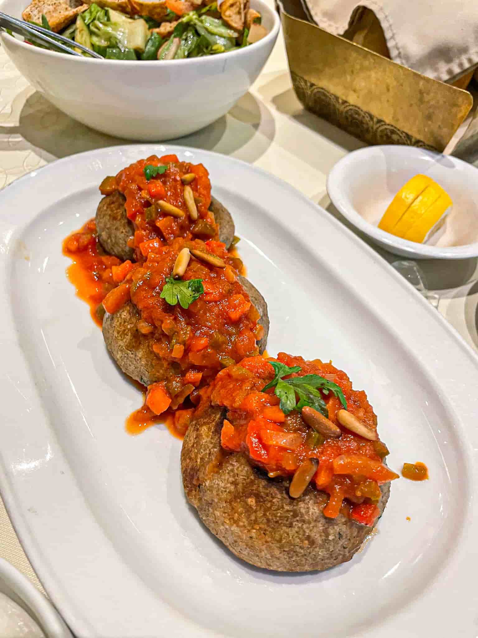Kebe frito bañado en salsa de tomate KARAM BEIRUT DUBAI