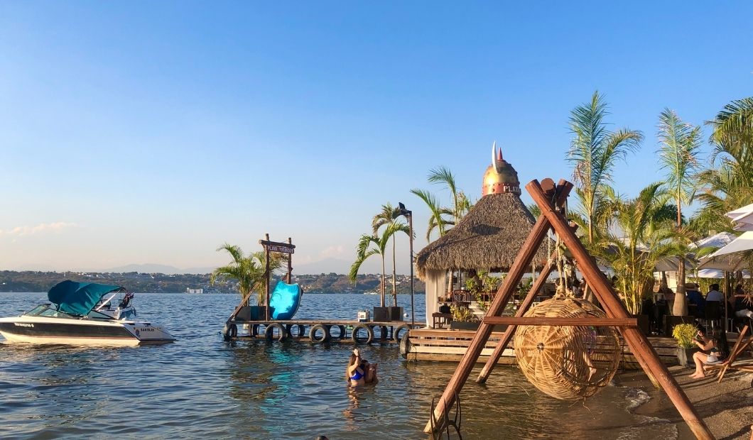 Playa Vikingos, un club de “playa” que promete hacerte sentir en Bacalar —  Marco Beteta