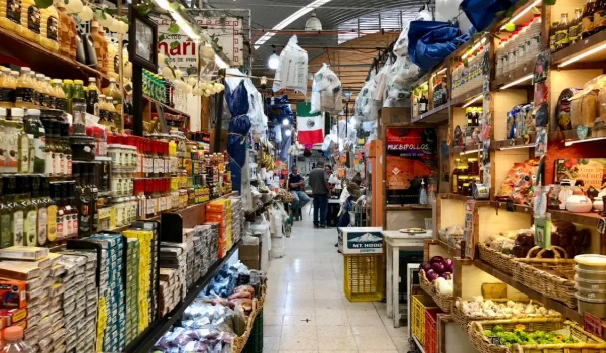 5 locales para visitar en el Mercado de Medellín (de productos latinoamericanos)
