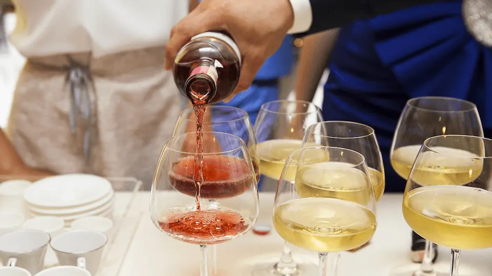 ¿Es correcto llevar tu vino? El decálogo del descorche en un restaurante