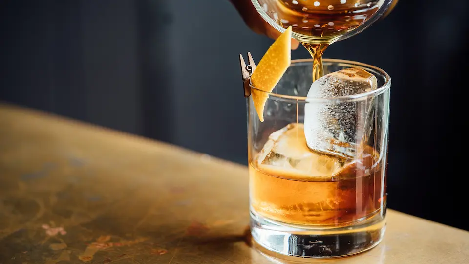 Manhattan: el legendario coctel con Bourbon (y cómo prepararlo)
