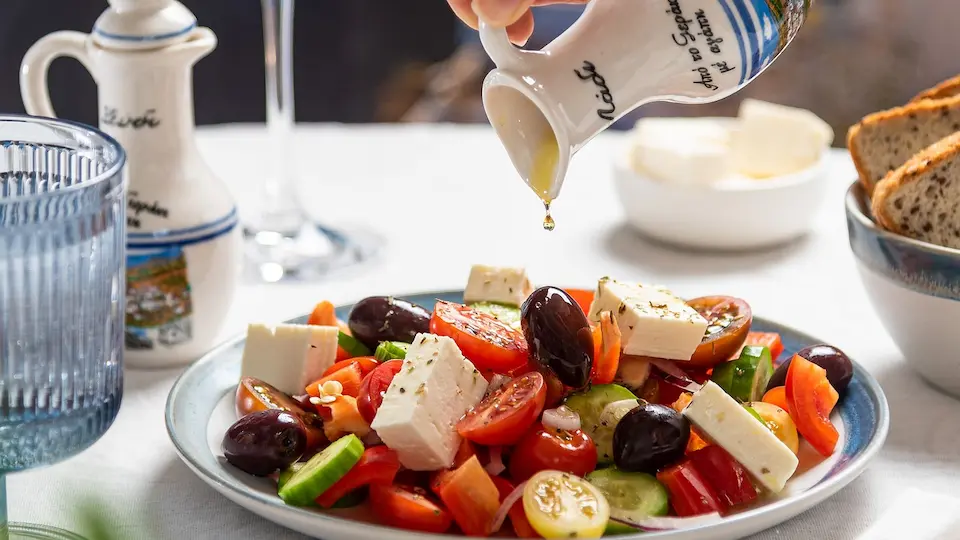 Prepara ensalada griega con esta receta facilísima