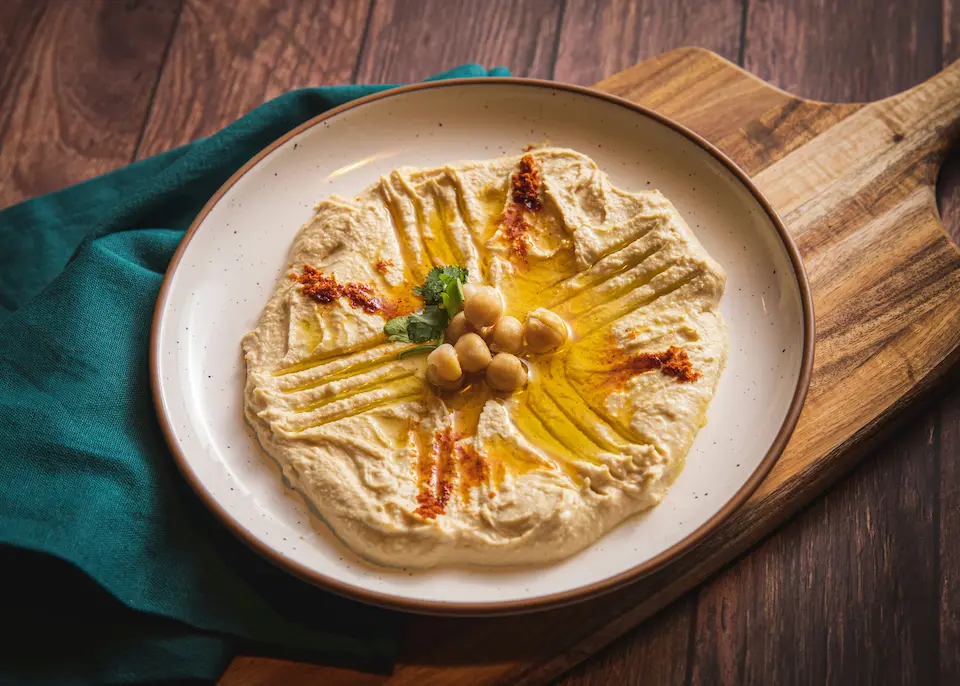Hummus: el dip de garbanzos que nunca falla