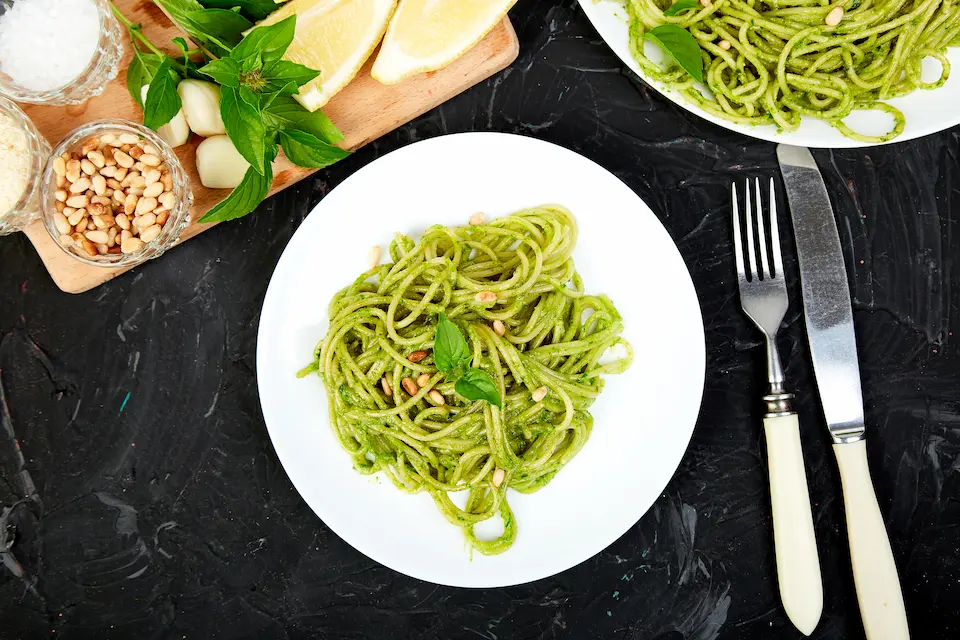 Prepara este reconfortante spaghetti verde con chile poblano