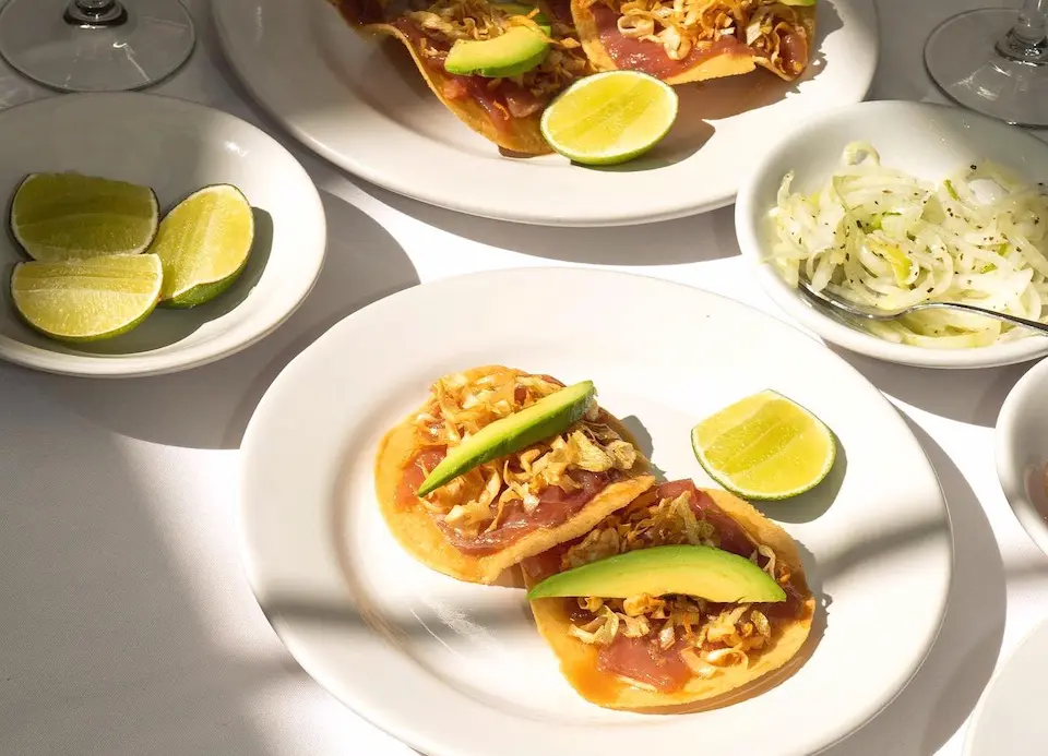 Tostadas de atún estilo Contramar