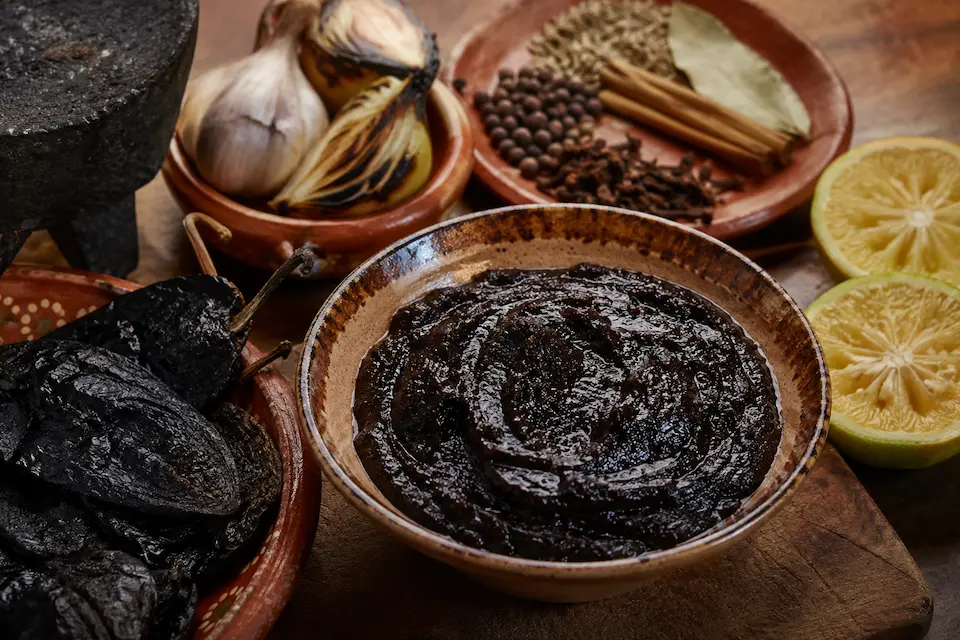 Recado negro: la pasta madre de la cocina yucateca